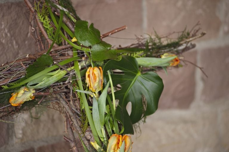 Blumenschmuck Kreuz mit gelben Tulpen